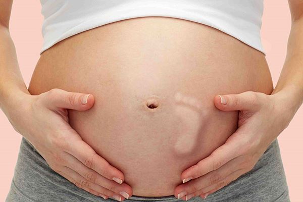 حرکات جنین در شکم مادر